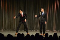 決勝戦でネタを披露する吉田たち。