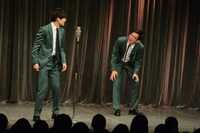 桃太郎を題材にした漫才を披露するトット。