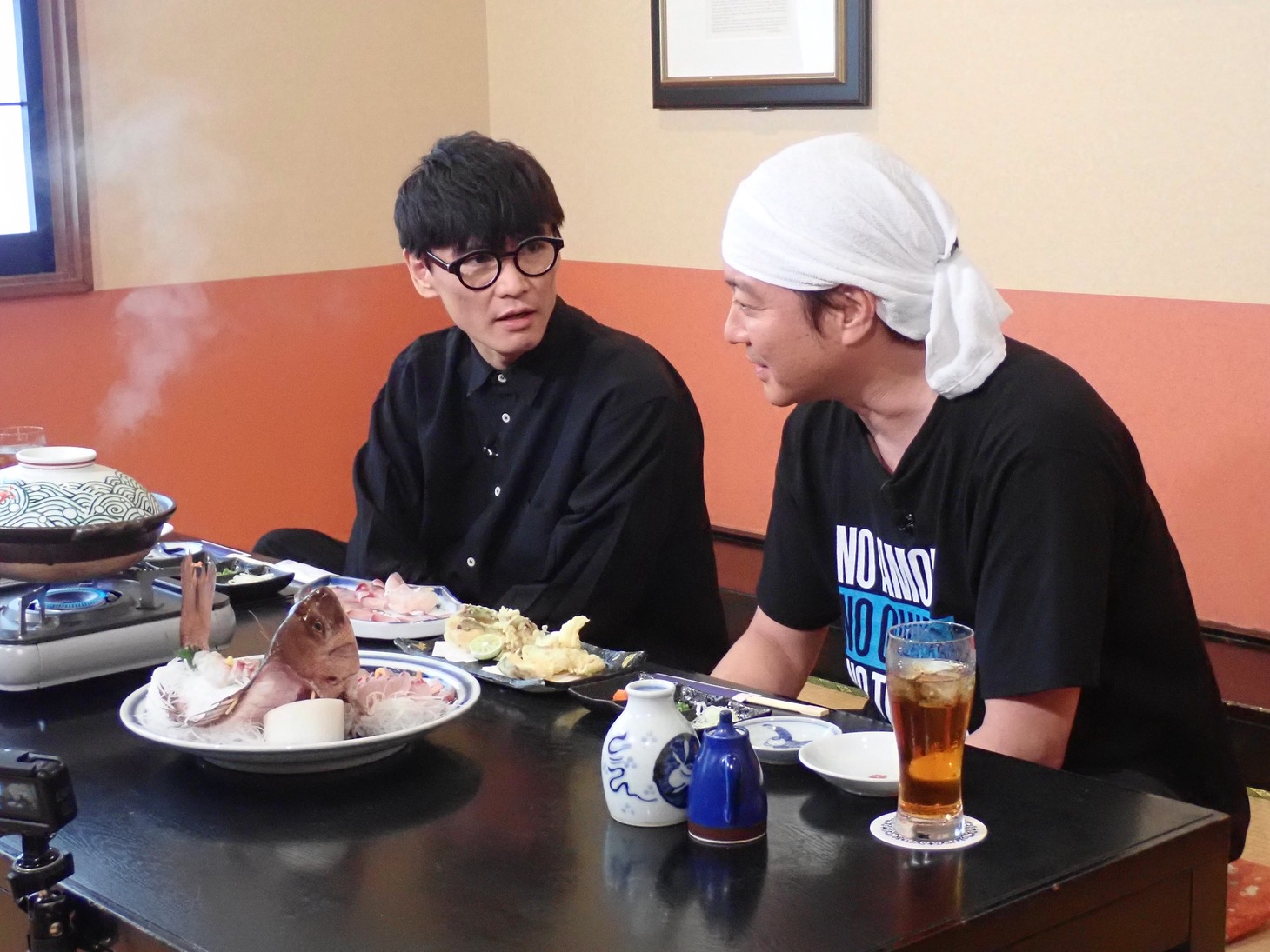 左から山口一郎、加藤浩次。(c)日本テレビ
