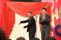 ステージの形状をイジる千鳥。