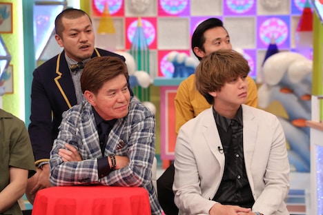 （前列左から）ヒロミ、山田親太朗と、カミナリ（後列）。(c)フジテレビ