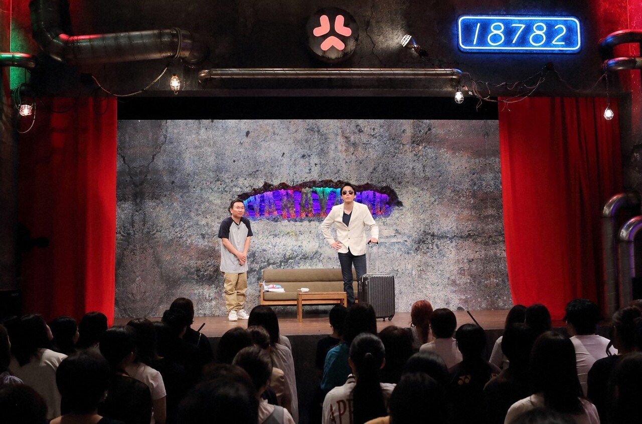 「もう少し、嫌な奴」でかまいたちがコントを披露している様子。(c)ABC