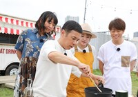 ナインティナイン岡村（手前）による調理の様子。(c)関西テレビ