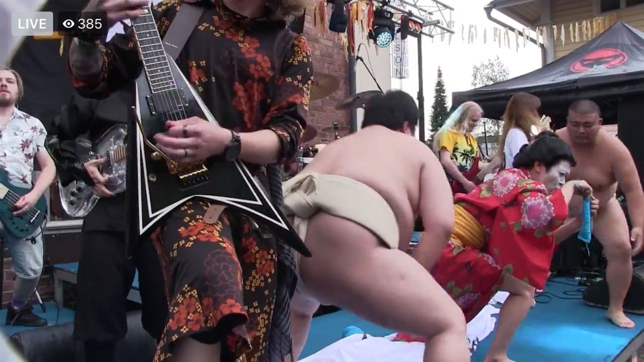 GIGA BODY, METAL, from JAPANによるパフォーマンスの様子。（@heavymetalknittingのFacebookより。）
