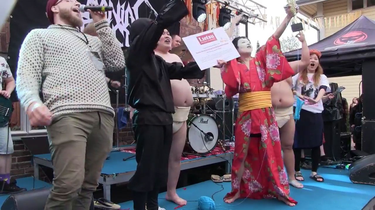 「第1回ヘヴィメタル編み物世界選手権」で優勝したGIGA BODY, METAL, from JAPAN。（@heavymetalknittingのFacebookより。）