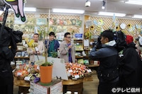 「天狗屋養蜂店 軽井沢」でのロケの様子。(c)テレビ信州