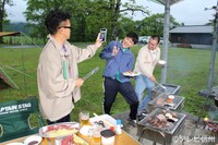 バーベキューを楽しむ千鳥と宮川大輔（左）。(c)テレビ信州