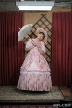 ドレスを着用し、目を見開いて記念撮影する千鳥ノブ。