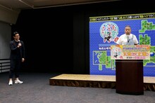 取材会の様子。左から平山大吾プロデューサー、出川哲朗。(c)テレビ東京