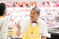 カミナリまなぶ演じるスーパーの店員。(c)テレビ朝日