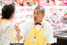 カミナリまなぶ演じるスーパーの店員。(c)テレビ朝日