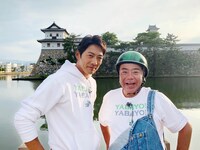 反町隆史（左）と出川哲朗（右）。