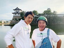 反町隆史（左）と出川哲朗（右）。