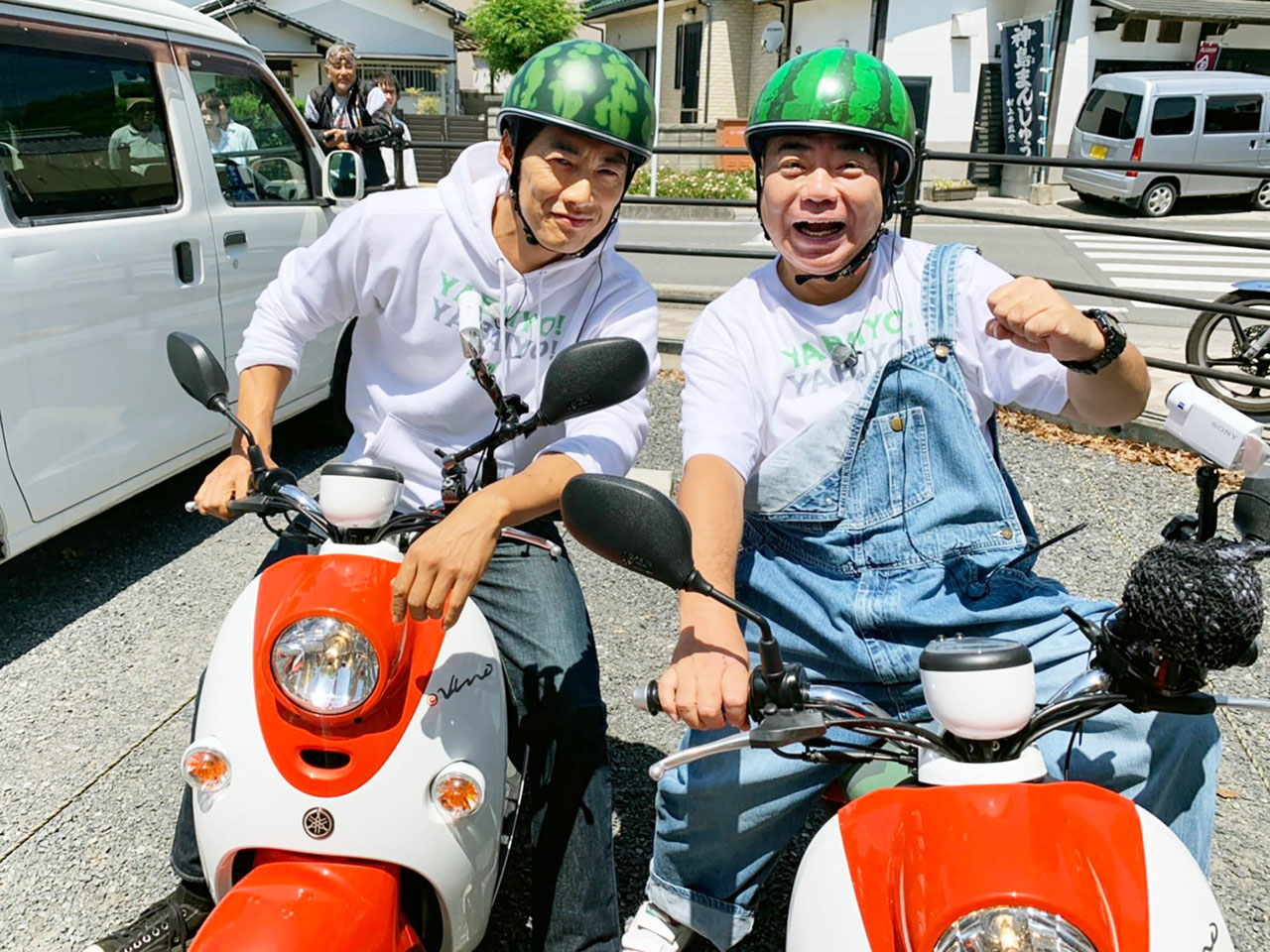 反町隆史（左）と出川哲朗（右）。
