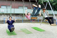 ブランコに乗る大江麻理子（左）とさまぁ～ず。(c)テレビ東京