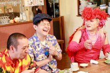 左から千鳥、ピンクのゆ～じ。