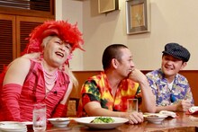 左から千鳥、ピンクのゆ～じ。