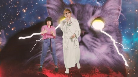 エド・シーラン「アイ・ドント・ケア」日本版ミュージックビデオのワンシーン。