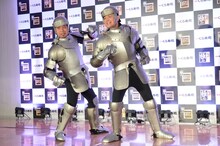 「くら寿司」のPRイベントでポーズを決める千鳥。