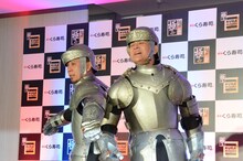 真剣に何度もポーズを決める千鳥・大悟（左）とヘトヘトになる千鳥ノブ（右）。