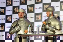 小さな声で「いいね」と言う千鳥・大悟（左）。