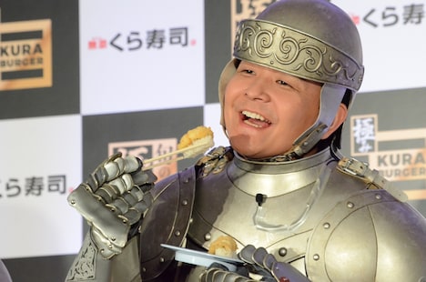 寿司を食べる千鳥ノブ。