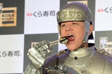 寿司を食べる千鳥ノブ。