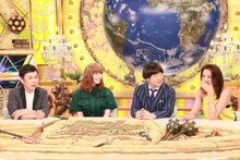 「世界の何だコレ!?ミステリー」に出演する（左から）ナインティナイン岡村、きゃりーぱみゅぱみゅ、雨上がり決死隊・蛍原、高橋メアリージュン。(c)フジテレビ
