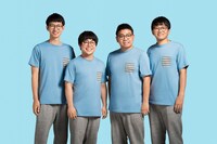 プライム兄弟とミキ兄弟（右2人）。