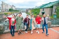 「ますおかタカトシこじるりの ベタな旅人トラベター」に出演する（左から）金城茉里奈アナ、ますだおかだ、小島瑠璃子、タカアンドトシ。(c)HBC