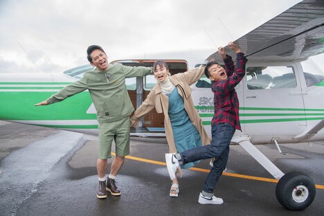 セスナ機に乗る、ますだおかだと小島瑠璃子（中央）。(c)HBC