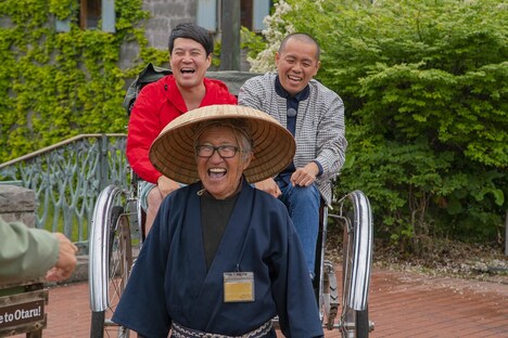 人力車に乗って登場する、タカアンドトシ。(c)HBC
