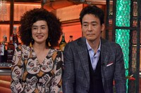 左から村上都、村上弘明。(c)読売テレビ