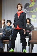 主人公・飛電或人を演じる高橋文哉。