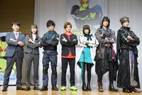 左からアンジャッシュ児嶋、井桁弘恵、岡田龍太郎、高橋文哉、鶴嶋乃愛、中川大輔、砂川脩弥。
