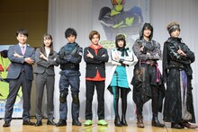 左からアンジャッシュ児嶋、井桁弘恵、岡田龍太郎、高橋文哉、鶴嶋乃愛、中川大輔、砂川脩弥。