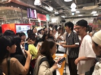 河井のモデル活動反対の署名を集める藤崎マーケット・トキ。