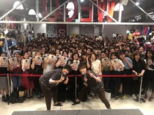 WEGO心斎橋店で行われたイベントの様子。手前左から藤崎マーケット・トキ、アインシュタイン河井。