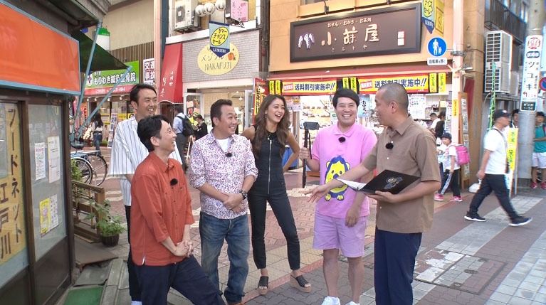 新小岩の商店街でのロケの様子。(c)テレビ東京