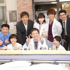 130R板尾創路の誕生日に130cmのロールケーキ登場、上野樹里、時任三郎らがお祝い