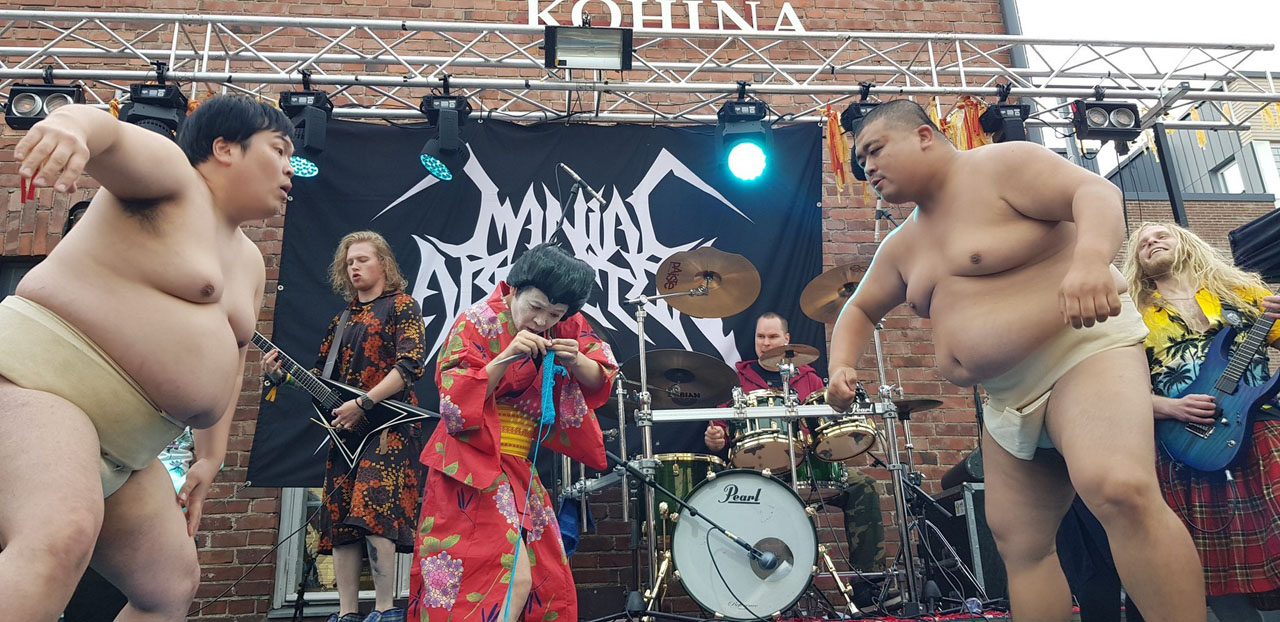 パフォーマンスするGIGA BODY, METAL, from JAPAN。手前中央のうしろシティ金子が編み技を披露。