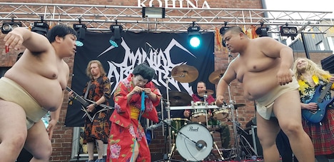 パフォーマンスするGIGA BODY, METAL, from JAPAN。手前中央のうしろシティ金子が編み技を披露。