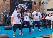 「ヘヴィメタル編み物世界選手権」の様子。