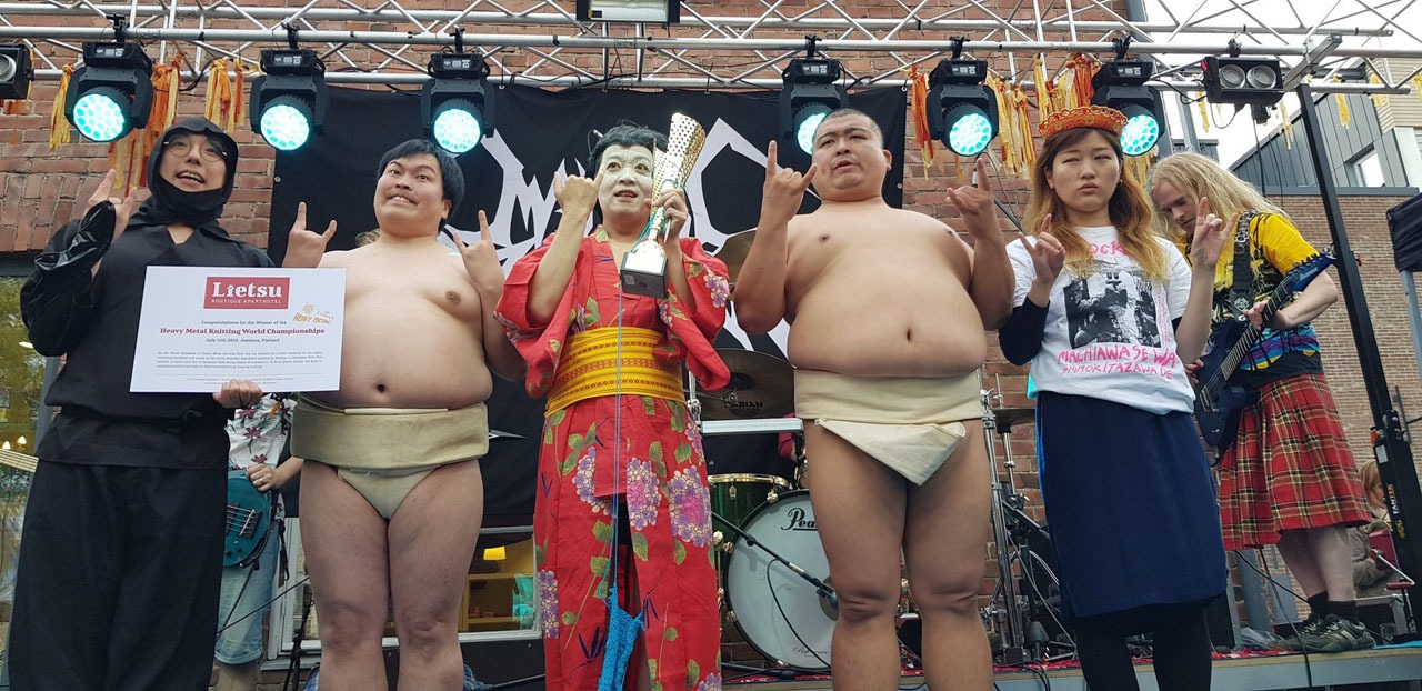 「ヘヴィメタル編み物世界選手権」で優勝したGIGA BODY, METAL, from JAPAN。