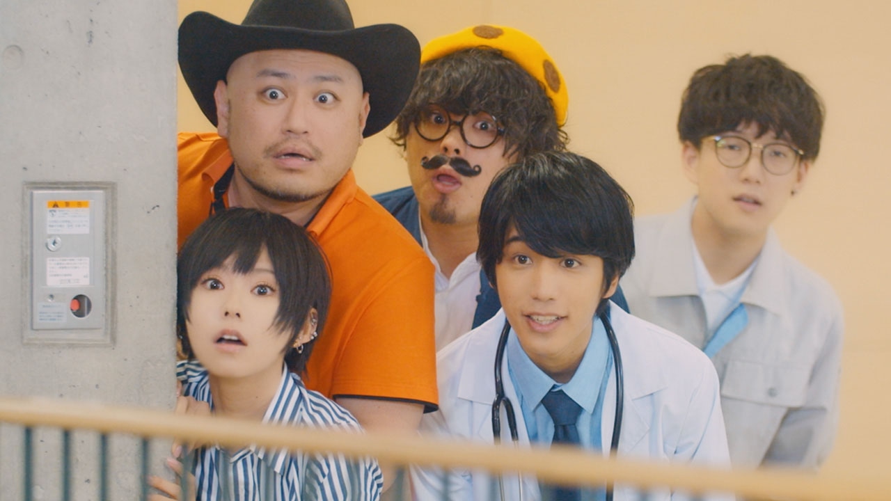 ハリウッドザコシショウが出演するポルカドットスティングレイの新曲「阿吽」MVのワンシーン。