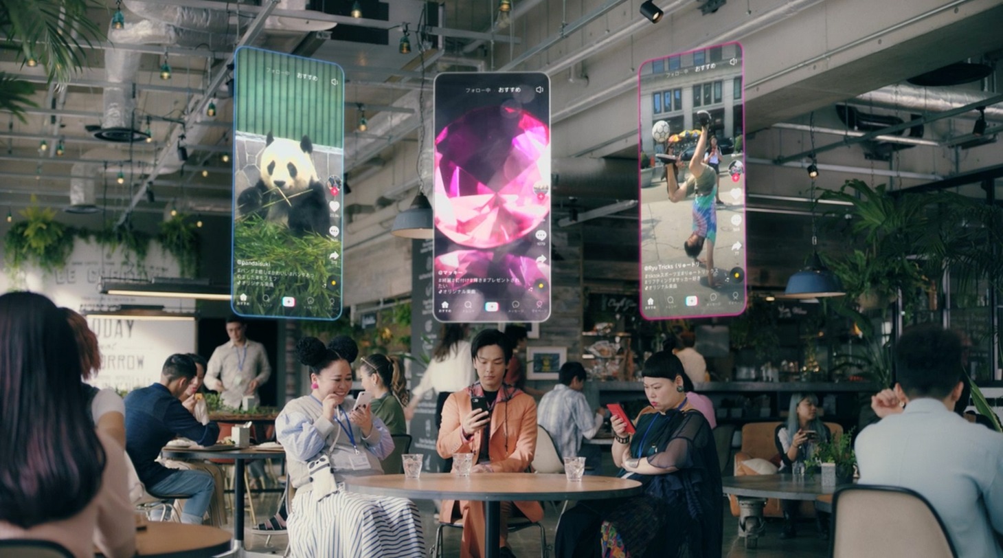 TikTokの新CM「TikTok オフィスランチ篇」より。