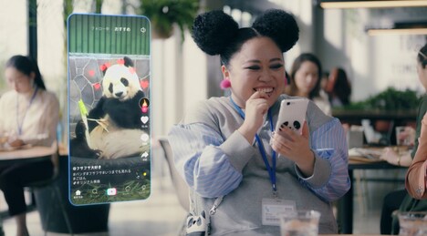 TikTokの新CM「TikTok オフィスランチ篇」より。