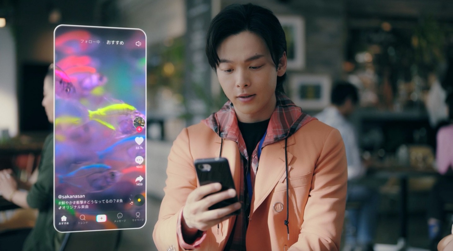 TikTokの新CM「TikTok オフィスランチ篇」より。