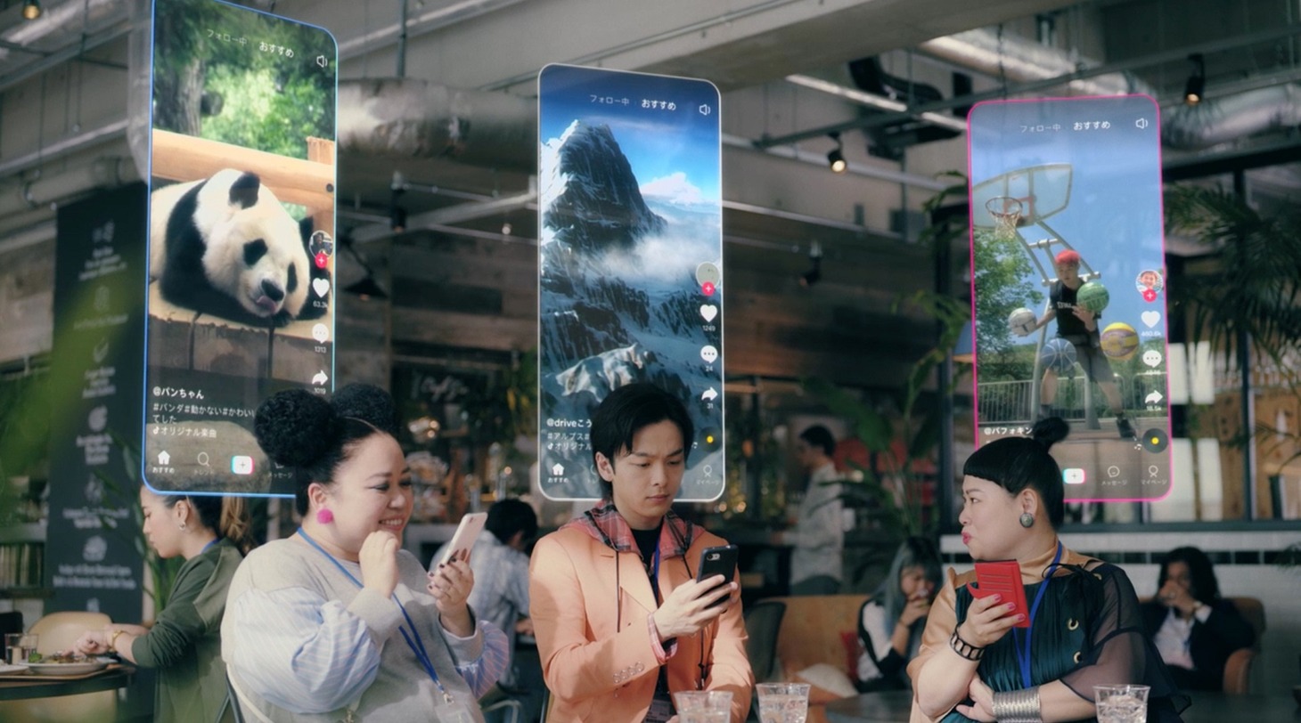 TikTokの新CM「TikTok オフィスランチ篇」より。