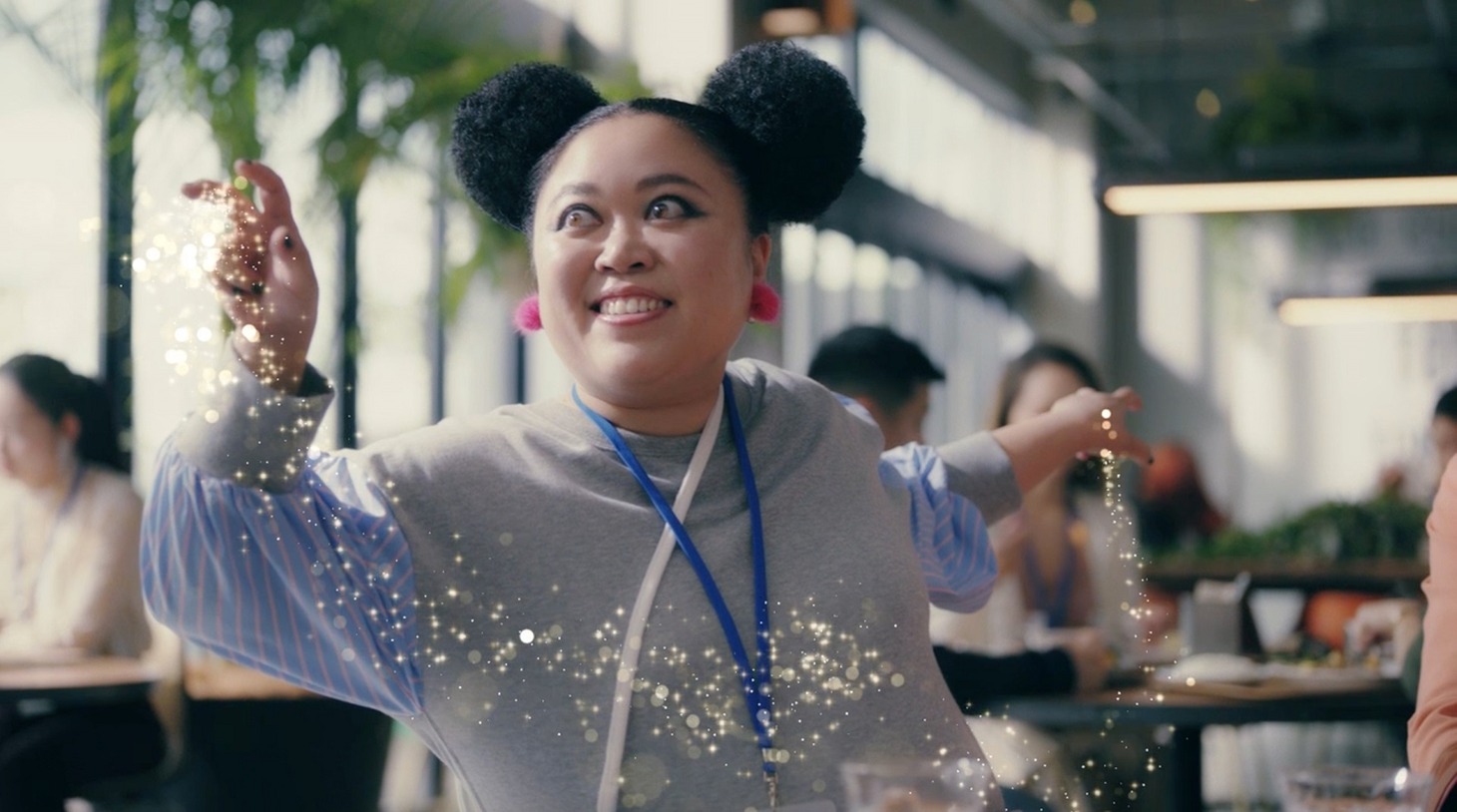 TikTokの新CM「TikTok オフィスランチ篇」より。